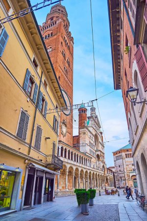 Foto de Catedral medieval de Cremona con campanario alto de Torrazzo desde Via Solferino, Cremona, Italia - Imagen libre de derechos