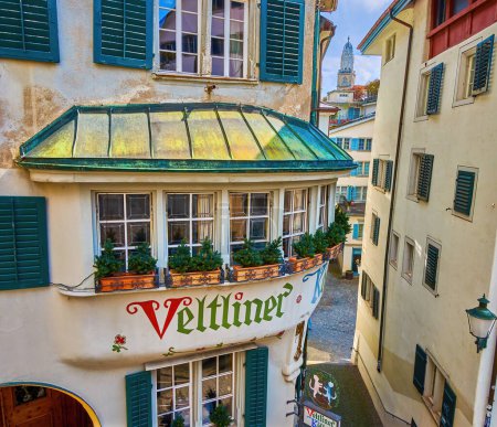 Téléchargez les photos : ZURICH, SUISSE - 3 AVRIL 2022 : Maison médiévale pittoresque avec restaurant Veltliner Keller, le 3 avril à Zurich, Suisse - en image libre de droit
