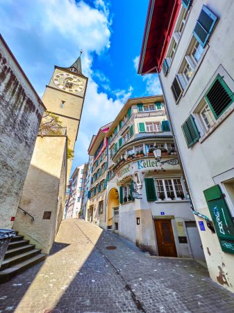 Téléchargez les photos : ZURICH, SUISSE - 3 AVRIL 2022 : Rue Schlusselgasse avec des monuments médiévaux, le 3 avril à Zurich, Suisse - en image libre de droit