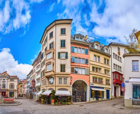 Téléchargez les photos : ZURICH, SUISSE - 3 AVRIL 2022 : Panorama de la place Munzplatz au cœur d'Altstadt, le 3 avril à Zurich, Suisse - en image libre de droit