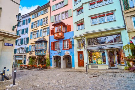 Téléchargez les photos : ZURICH, SUISSE - 3 AVRIL 2022 : Maisons pittoresques sur la rue Augustinergasse, le 3 avril à Zurich, Suisse - en image libre de droit