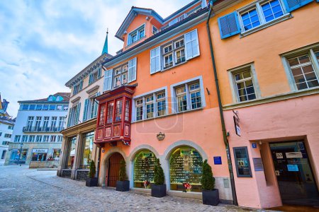 Téléchargez les photos : ZURICH, SUISSE - 3 AVRIL 2022 : Augustinergasse rue touristique à Altstadt, le 3 avril à Zurich, Suisse - en image libre de droit