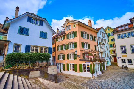 Téléchargez les photos : ZURICH, SUISSE - 3 AVRIL 2022 : Place Saint-Pétersbourg avec maisons médiévales le 3 avril à Zurich, Suisse - en image libre de droit