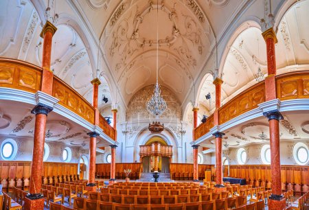 Téléchargez les photos : ZURICH, SUISSE - 3 AVRIL 2022 : Panorama de la salle de prière de l "église Saint-Pierre, le 3 avril à Zurich, Suisse - en image libre de droit
