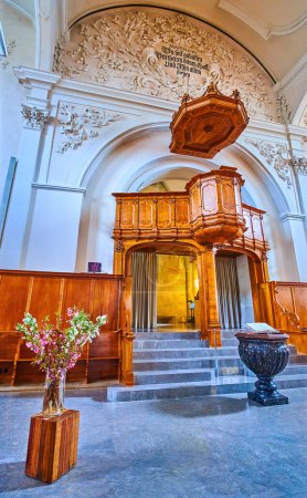 Téléchargez les photos : ZURICH, SUISSE - 3 AVRIL 2022 : La chaire en bois et l'autel de l "église Saint-Pierre, le 3 avril à Zurich, Suisse - en image libre de droit