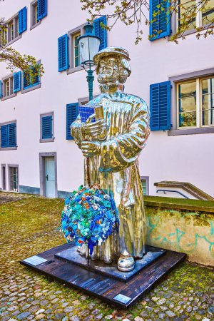 Foto de ZURICH, SUIZA - 3 DE ABRIL DE 2022: La escultura moder de Huldrych Zwingli en la Iglesia de San Pedro, el 3 de abril en Zurich, Suiza - Imagen libre de derechos