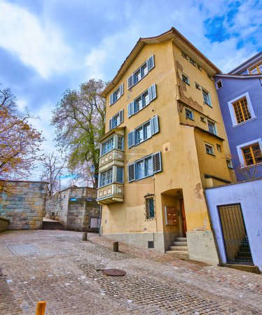 Foto de Antiguas casas residenciales en Lindenhof Hill en Zurich, Altstadt, Suiza - Imagen libre de derechos