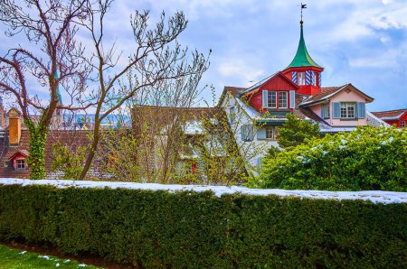 Foto de Edificio residencial medieval con pequeña torre roja, Lindenhof hill garden, Zurich, Suiza - Imagen libre de derechos