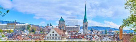 Foto de Panorama de Zurich con la aguja de la iglesia Predigerkirche, Suiza - Imagen libre de derechos