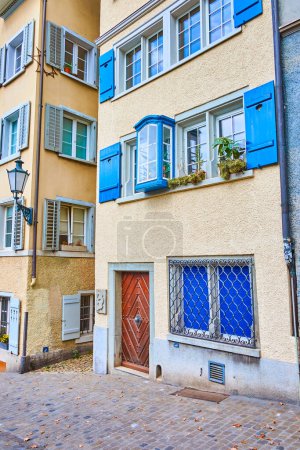 Foto de Antiguas casas residenciales en Lindenhof Hill en Zurich, Altstadt, Suiza - Imagen libre de derechos