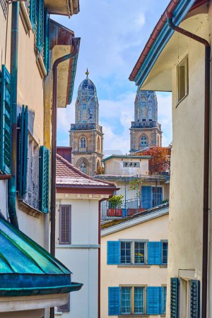Téléchargez les photos : La vue sur les clochers de Grossmunster à travers les vieilles maisons, Zurich, Suisse - en image libre de droit