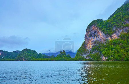 Foto de La costa del parque nacional de Ao Phang Nga, las islas locales, cubiertas de vegetación tropical y rodeadas de manglares, Tailandia - Imagen libre de derechos