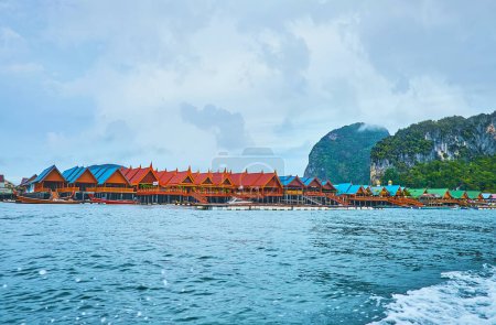 Téléchargez les photos : Les toits colorés des maisons d'échasses sur le rivage du village de pêcheurs de Ko Panyi, baie de Phang Nga, Thaïlande - en image libre de droit
