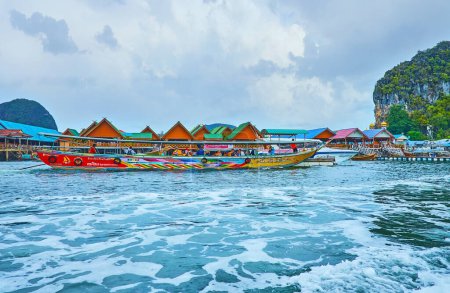 Téléchargez les photos : L'excursion en bateau le long du village flottant de Ko Panyi (Koh Panyee), Thaïlande - en image libre de droit