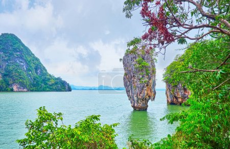 Téléchargez les photos : La vue sur la côte pittoresque de la mer d'Andaman de l'île James Bond à travers la verdure tropicale luxuriante, Thaïlande - en image libre de droit