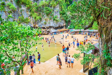 Téléchargez les photos : PHANG NGA, THAÏLANDE - 28 AVRIL : La petite plage bondée de l'île James Bond, Phang Nga Bay, Thaïlande - en image libre de droit