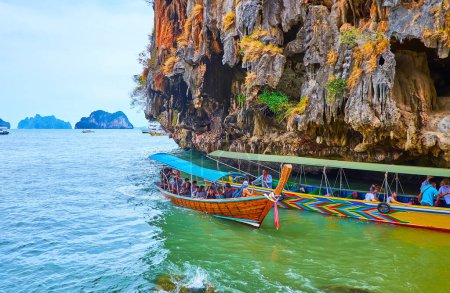 Foto de PHANG NGA, TAILANDIA - 28 DE ABRIL DE 2019: Los barcos turísticos llegan y salen del puerto de James Bond Island (Khao Phing Kan), Tailandia - Imagen libre de derechos