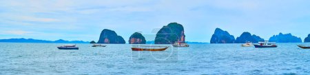 Foto de Panorama con lanchas turísticas contra el Parque Nacional de las Islas de Ao Phang Nga, Tailandia - Imagen libre de derechos