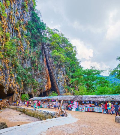 Téléchargez les photos : Le marché touristique avec des stands de souvenirs au bord de l'île James Bond (Khao Phing Kan), Ao Phang Nga, Thaïlande - en image libre de droit