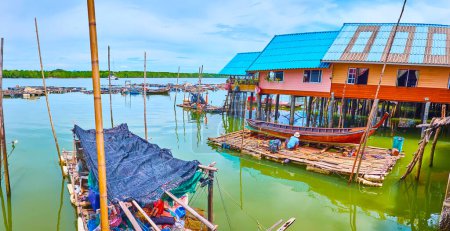 Téléchargez les photos : Panorama avec des maisons d'échasses minables et des chantiers navals en bois pour la réparation de bateaux de pêche, Ko Panyi village de pêcheurs, Phang Nga Bay, Thaïlande - en image libre de droit