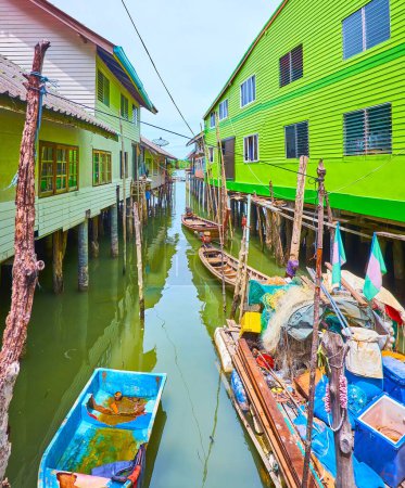 Téléchargez les photos : Les vieux bateaux entre les maisons d'échasses, Ko Panyi village flottant, Phang Nga Bay, Thaïlande - en image libre de droit