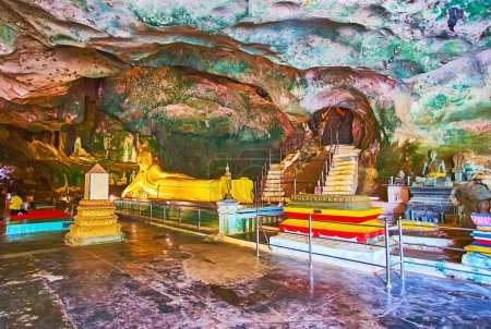 Téléchargez les photos : PHANG NGA, THAÏLANDE - 28 AVRIL : Le Bouddha doré couché dans la grotte Tham Yai du temple de la grotte bouddhiste Wat Suwan Kuha, le 28 avril à Phang Nga - en image libre de droit