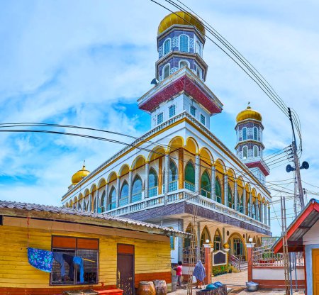 Téléchargez les photos : Impressionnante mosquée Panyee Darussalam avec de grands minarets et dômes dorés, située dans le village musulman de Ko Panyi, baie de Phang Nga, Thaïlande - en image libre de droit