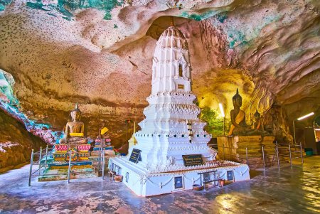 Téléchargez les photos : PHANG NGA, THAÏLANDE - 28 AVRIL : Le chedi blanc (en forme de Prang) dans la grotte Tham Yai du temple de la grotte bouddhiste Wat Suwan Kuha, le 28 avril à Phang Nga - en image libre de droit