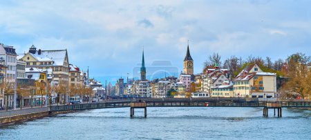 Foto de La vista sobre el histórico distrito de Altstadt en ambas orillas del río Limmat, Zurich, Suiza - Imagen libre de derechos