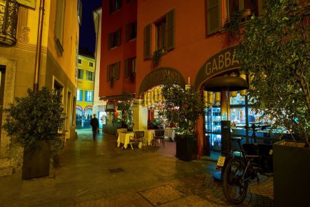 Foto de LUGANO, SUIZA - 17 DE MARZO DE 2022: Las calles nocturnas del histórico Lugano, adornadas con restaurantes y bares nocturnos, el 17 de marzo en Lugano, Suiza - Imagen libre de derechos
