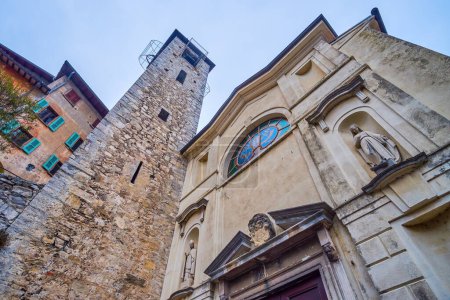 Téléchargez les photos : Le clocher en pierre de Chiesa di San Vigilio médiéval à Gandria, Suisse - en image libre de droit