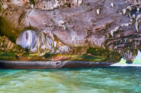 Foto de Explore la gruta escénica con estalactitas, Ko Thalu Ok Island, Phang Nga Bay, Tailandia - Imagen libre de derechos
