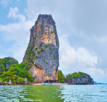 Téléchargez les photos : Excursion en hors-bord vers les îles du parc national d'Ao Phang Nga avec vue sur l'île James Bond (Khao Phing Kan), Thaïlande - en image libre de droit
