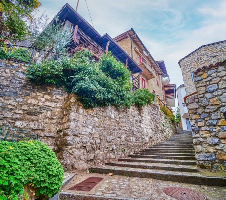 Téléchargez les photos : Ancien escalier médiéval en pierre menant au niveau supérieur du village vallonné de Gandria, Suisse - en image libre de droit
