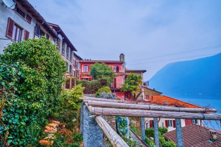 Téléchargez les photos : Maisons et cours sur le versant du lac de Lugano dans le vieux Gandria, Suisse - en image libre de droit