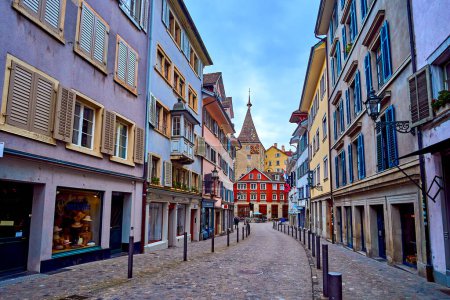 Téléchargez les photos : ZURICH, SUISSE - 3 AVRIL 2022 : Neumarkt historique avec la tour emblématique Grimmenturm en arrière-plan, le 3 avril à Zurich, Suisse - en image libre de droit