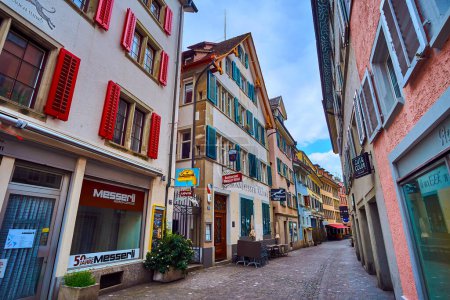 Téléchargez les photos : ZURICH, SUISSE - 3 AVRIL 2022 : Rue historique Oberdorfstrasse dans le quartier Altstadt, le 3 avril à Zurich, Suisse - en image libre de droit