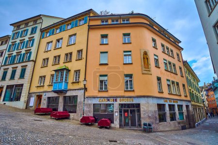 Téléchargez les photos : ZURICH, SUISSE - 3 AVRIL 2022 : Les modestes maisons historiques de la rue Kirchgasse, le 3 avril à Zurich, Suisse - en image libre de droit