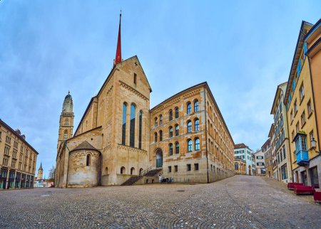 Atemberaubende Großmünsterkirche mit hohen Glockentürmen, das Wahrzeichen von Zürich, Schweiz