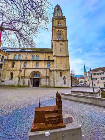 Téléchargez les photos : Le petit modèle métallique de Grossmunster sur la place devant l'église, Zurich, Suisse - en image libre de droit