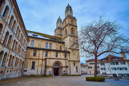 Impresionante iglesia de Grossmunster con campanarios gemelos, y la entrada en la plaza Zwingliplatz, Zurich, Suiza