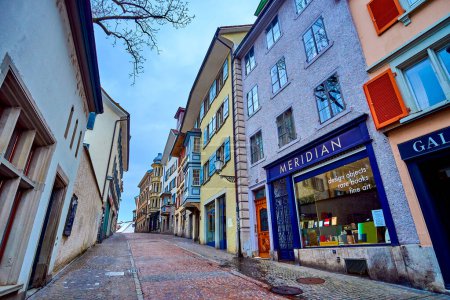 Téléchargez les photos : ZURICH, SUISSE - 3 AVRIL 2022 : Promenade le long de la rue Kirchgasse, la vieille ville, le 3 avril à Zurich, Suisse - en image libre de droit