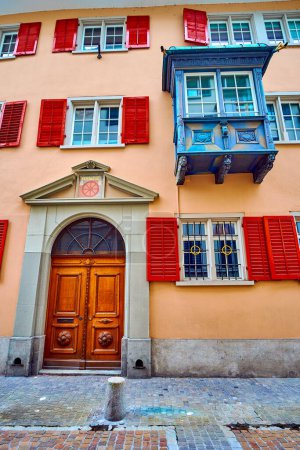 Téléchargez les photos : La façade pittoresque avec vieux balcon en bois de la maison résidentielle sur la rue Kirchgasse, Zurich, Suisse - en image libre de droit