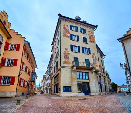 Téléchargez les photos : Emsemble de maisons de ville médiévales avec de vieilles fresques colorées sur Hirschengraben, Zurich, Suisse - en image libre de droit