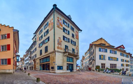 Foto de ZURICH, SUIZA - 3 DE ABRIL DE 2022: Conjunto de casas medievales con frescos antiguos y coloridos en Hirschengraben, el 3 de abril en Zurich, Suiza - Imagen libre de derechos