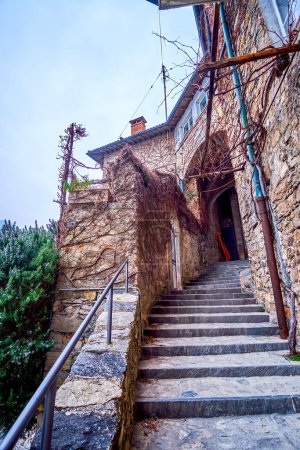 Téléchargez les photos : Rue étroite avec escaliers raides dans le vieux village de Gandria de montagne, Suisse - en image libre de droit