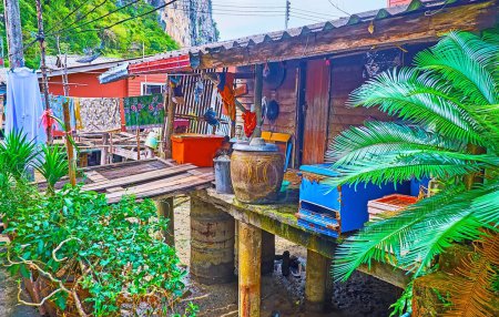 Der kleine Hof des Stelzenhauses mit grünen Pflanzen in Töpfen, schwimmendes Dorf Ko Panyi, Phang Nga Bay, Thailand