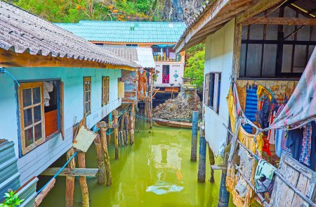 Téléchargez les photos : Les vieilles cabanes de pêche sur pilotis pourris dans le village flottant de Ko Panyi, baie de Phang Nga, Thaïlande - en image libre de droit