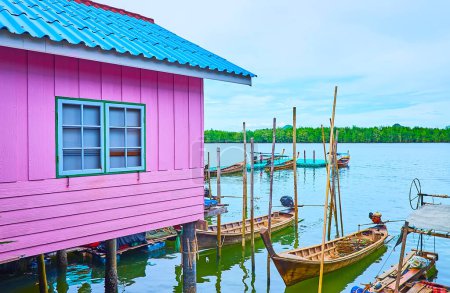 Die alten Kajakboote liegen am farbigen Stelzenhaus des schwimmenden muslimischen Dorfes Ko Panyi, Phang Nga Bay, Thailand