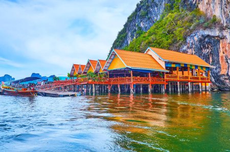 El paisaje marino con casas de zancos de Ko Panyi flotante pueblo musulmán, Phang Nga Bay, Tailandia